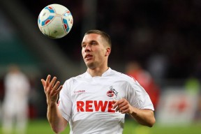 九游游戏中心-场外狂欢：车迷盛会与文化展演