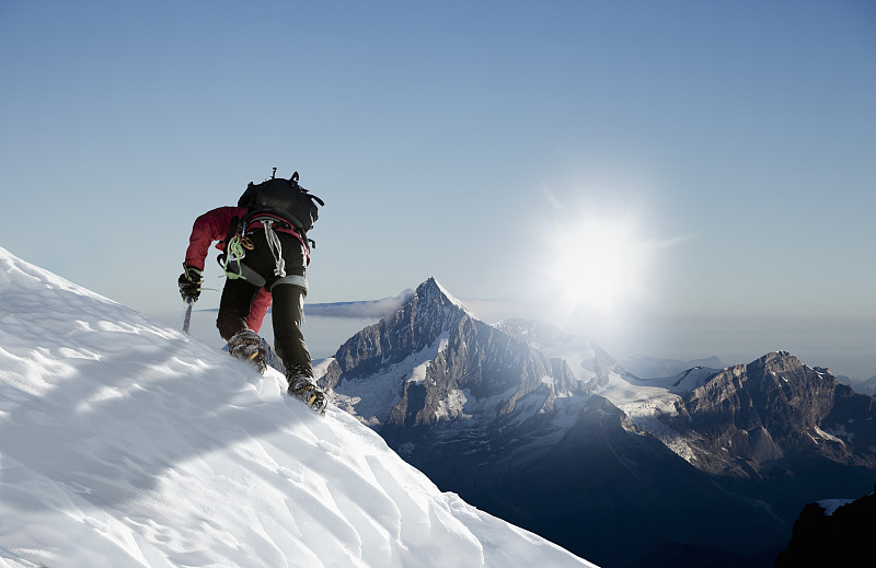 关于青年极限攀爬赛，登顶山峰的勇气考验的信息