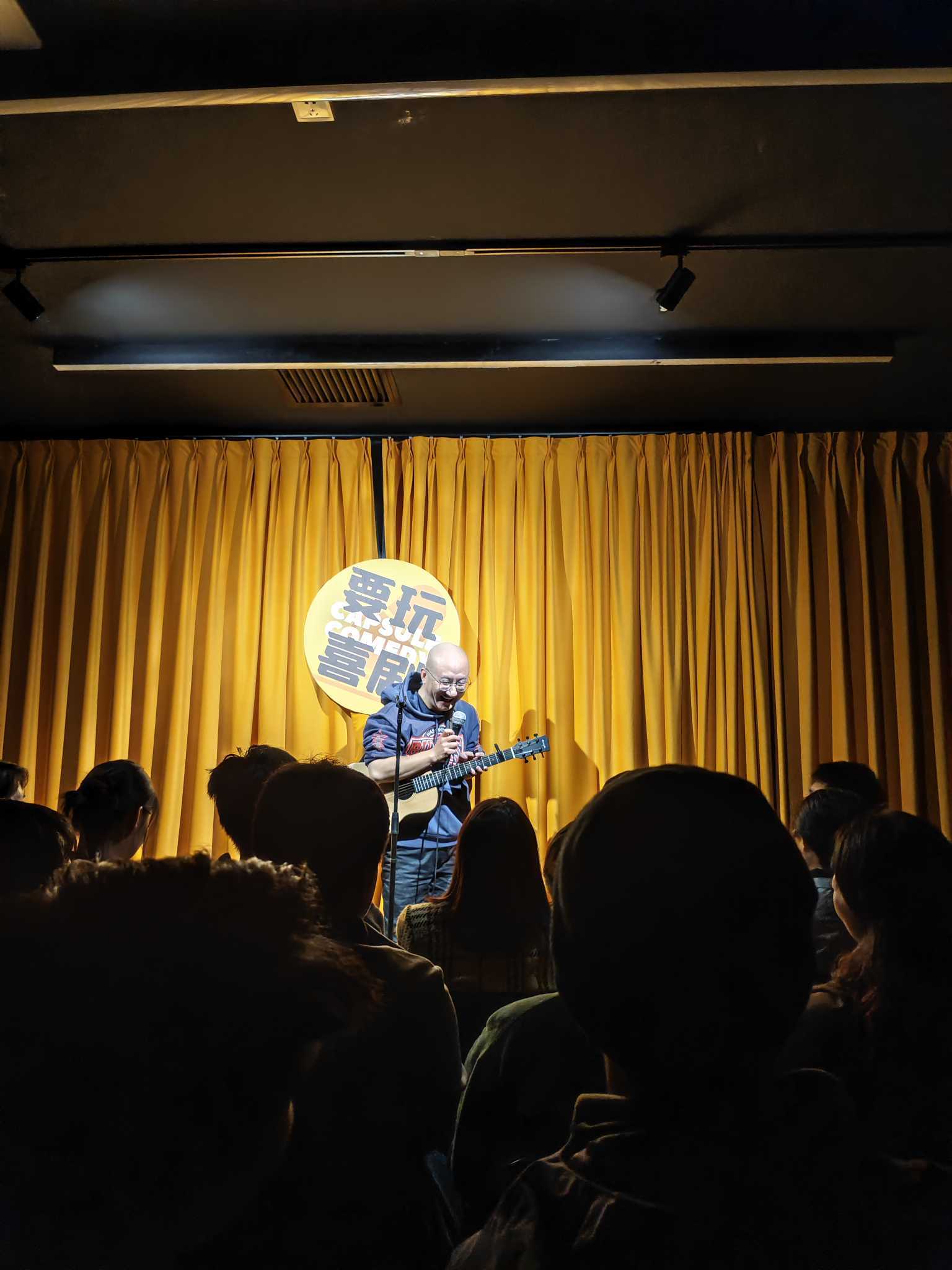 九游-现场气氛：观众笑声不断，热情高涨如火如荼！的简单介绍