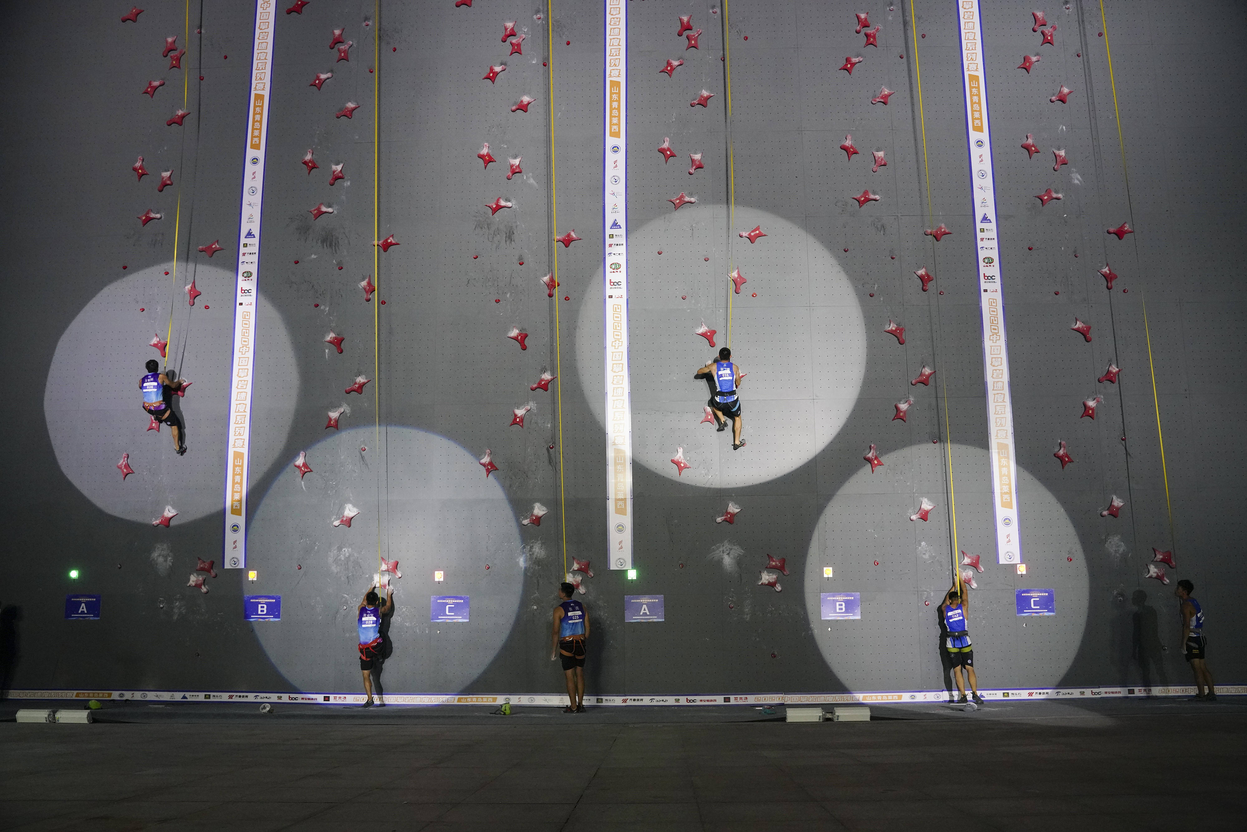 大型户外攀岩精英赛,超越自我挑战极限的简单介绍 大型户外攀岩精英赛,超越自我挑战极限的简单介绍